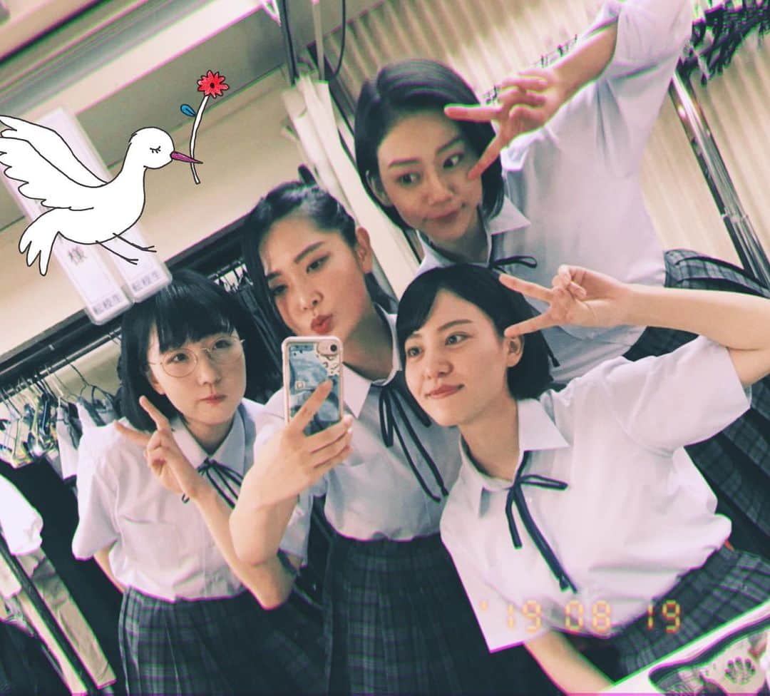 のインスタグラム：「お姉さん達と☺︎﻿ ﻿ 本日も劇場に足をお運びいただきありがとうございました！﻿ 明日は18:30〜です。﻿ 当日券もありますよ〜🎐﻿ ﻿ また明日👋﻿ ﻿ ﻿ #舞台﻿ #紀伊國屋ホール  #転校生2019」
