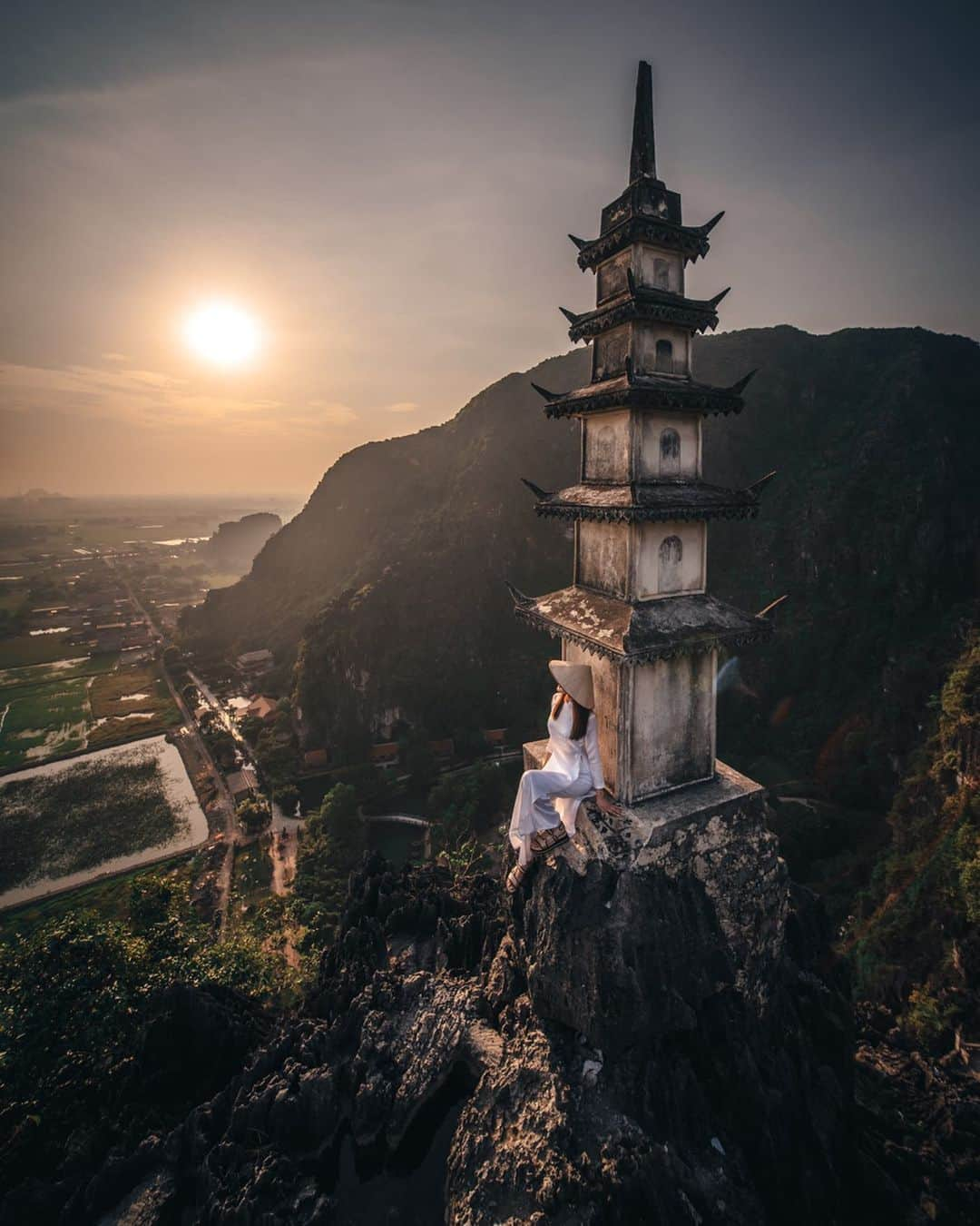 蓼沼楓さんのインスタグラム写真 - (蓼沼楓Instagram)「We love the Earth 🌿🌎🕊💫 photo by @rkrkrk #vietnam #ninhbinh」8月19日 19時28分 - pyon_sta