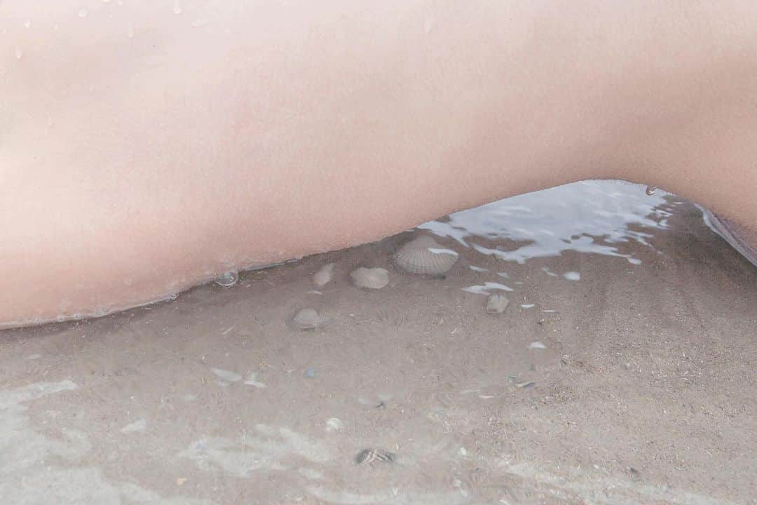 DECENCIA(ディセンシア)のインスタグラム：「センシティブ[SENSITIVE]は、敏感・感受性という意味を持ち、対義語はインセンシティブ[INSENSITIVE]で、鈍感という意味になります。 ・ センシティブな状態=「刺激」に反応しやすい状態であることは、肌で考えるとイメージしやすいと思いますが、（まさに敏感肌は、英語で”センシティブスキン”といいます）もっとフラットに「刺激」の種類を紐解けば、それは色や音や味や匂いから、雰囲気、文化、キャラクター、ファッションなど、多岐にわたります。 ・ また、一つの「刺激」に対しての反応もさまざまで、例えば、同じ映画を見ても「退屈」と思う人もいれば、「人生に影響を与えるほどのインパクト」を感じる人もいます。 ・ そう考えると「センシティブ」というものもまた、単に「刺激に反応しやすい」というような一種の儚さだけではない、新しいイメージが見えてきませんか？ ・ さて、肌に対する「センシティブ」を扱う私たちにとって、少なくとも「センシティブ」のために必要な処方や研究へのスタンスは「インセンシティブ」であってはいけないなと、いつも自戒しています。 たくさんの「感性」を持った、一人ひとりの多様性あふれる肌にしっかりとフィットする上質さを、全方位で、緻密に作り上げること。 ・ 「敏感肌処方」の持つサイエンスの真髄は、人一倍研ぎ澄まされた「感受性」によるものだと、そうでなければならないと、改めて思います。 ・ //////// Photo : @namiko_kitaura_photography #sensitive #insensitive #敏感 #感受性 #肌 #skin #感性 #感受性 #sensitivity #skins #skincare #beauty #beautiful #texture #body #体 #感覚 #敏感肌はどこまでも美しくなれる #DECENCIA #decencia #ディセンシア #敏感肌 #化粧品 #研究 #現代女性 #スキンケア #敏感肌スキンケア #敏感肌化粧品 #敏感肌コスメ #肌ケア」