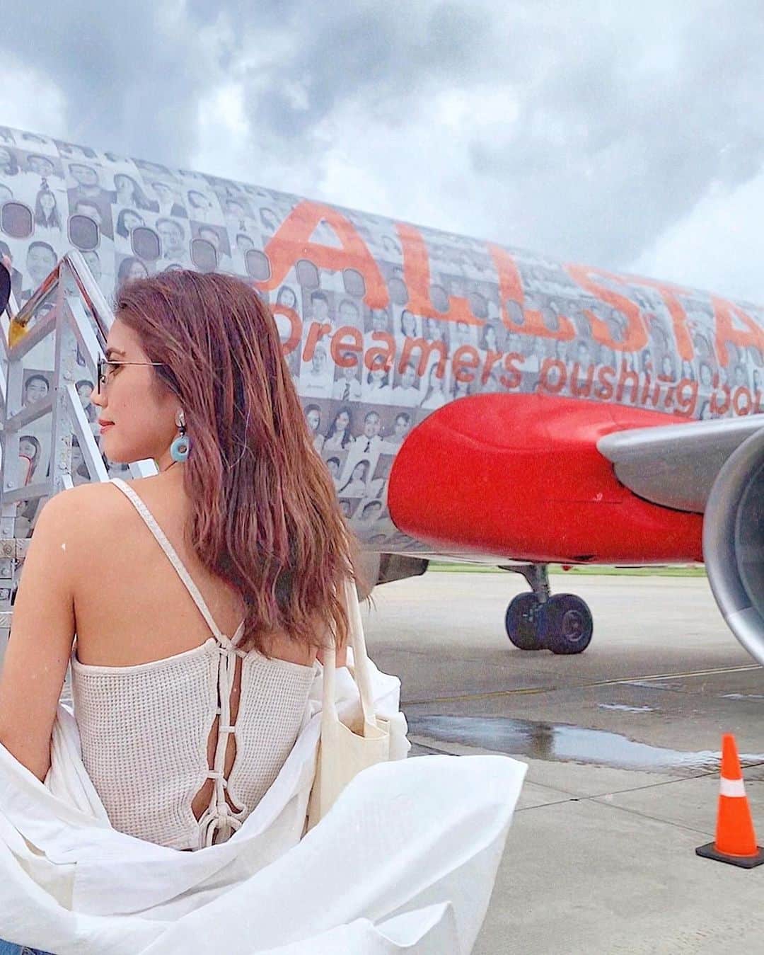 のインスタグラム：「この前のフィリピン旅行について 飛行機の質問あったから少し詳しく🤭♥️ ＊ 今回飛行機はエアアジアで行ったよ✈︎ 今年の7月に 関空からマニラが就航したの♡ ＊ LCCのエアアジアだと 関空からマニラまでの往復で ¥20000きる時も(° o°)! ＊ プロモーションしてる時とか狙えば 片道¥8000とかやって✨ ただ、荷物は別でかかります🙆🏻‍♀️ ＊ LCCってすっごく狭いって イメージある人も多いと思うけど、 ４時間くらいのフライトなら 特に狭いとも感じませんでした🧡 ＊ 最近はホテルも重視したいから こうやって飛行機安くとって いいホテルに泊まるのがいいな〜♡ ＊ ＊ ＊ #旅行 #海外旅行 #フィリピン #女子旅 #ファムトリップ #フィリピン観光 #もっと楽しいフィリピン #エアアジア #まってろアジア #タビジョ #trip #tabijyo #traveler #instagood #marika_trip」