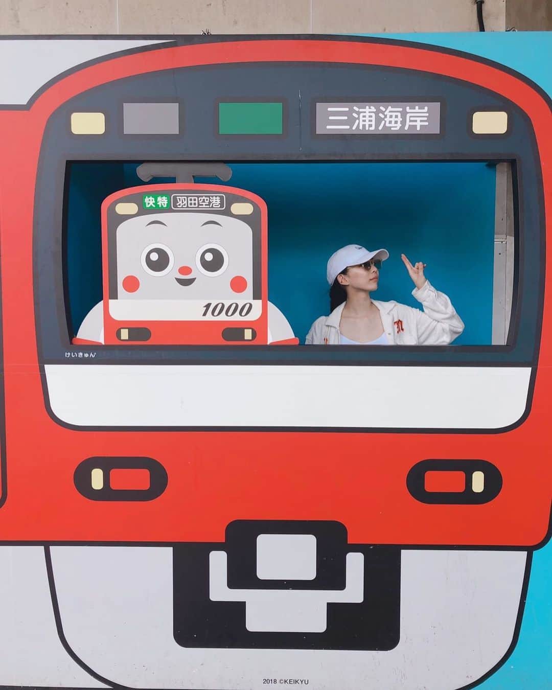 彩姫のインスタグラム：「﻿ ﻿ 夏を感じに行った時に京急電鉄のけいきゅんと撮りました✌🏻💕﻿ ﻿ #bandmaid﻿ #saiki﻿ ﻿」
