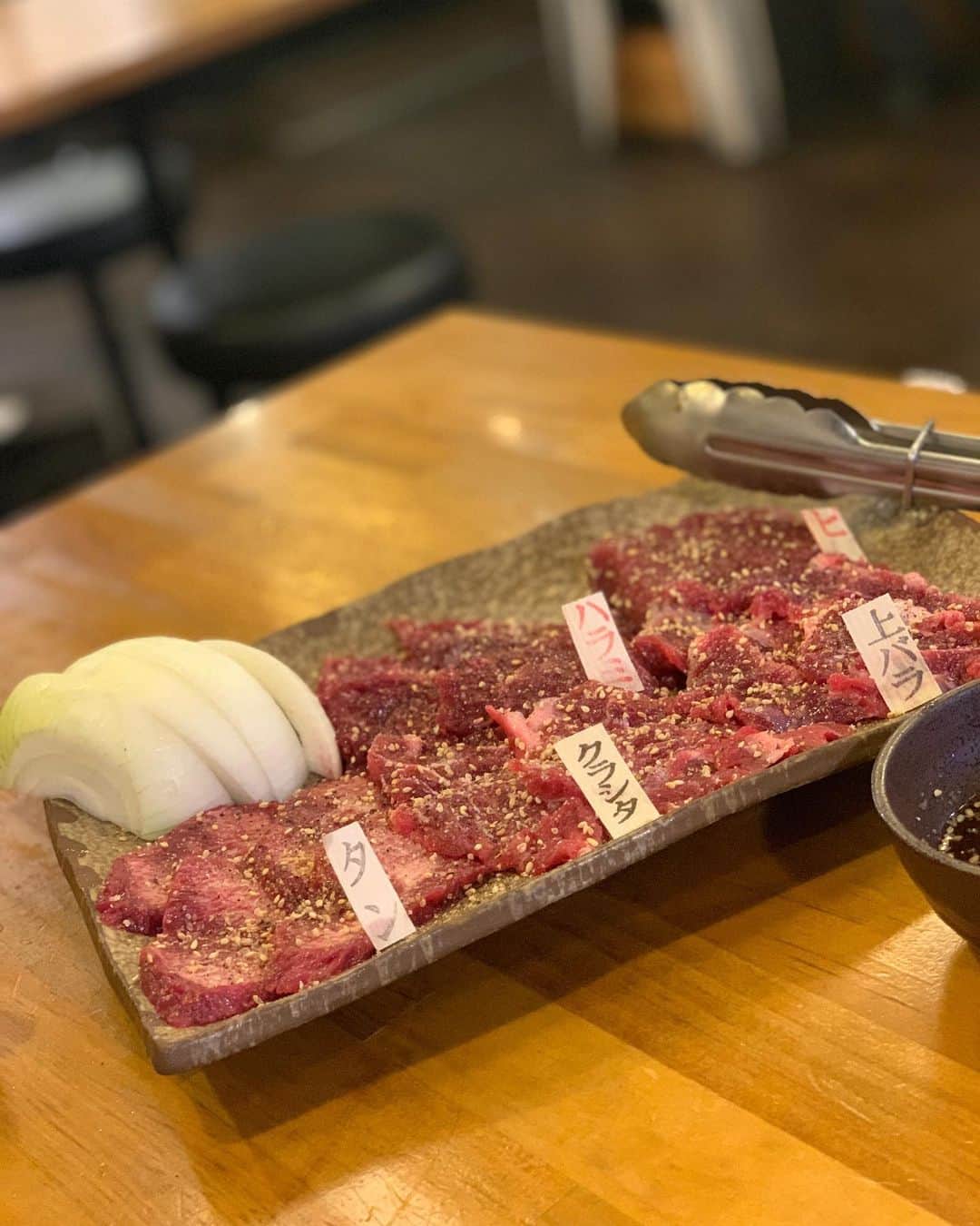 板橋瑠美さんのインスタグラム写真 - (板橋瑠美Instagram)「horse🐎Loves♡﻿ ﻿ ﻿ さやかと馬肉デートしてきた❣️﻿ ﻿ 大好きなうまえびす 三茶店^ ^﻿ ﻿ ﻿ 安定の美味しさに泣けました♡﻿ ﻿ ﻿ 馬肉の焼肉は、ヘルシーで罪悪感ないし﻿ 高たんぱく質で最高すぎ💋﻿ ﻿ 常連になりつつあるので、いつも名前を書いてくださるのが嬉しい♡ ・ ・ @umaebisu3cha  美味しいお馬さんまた食べに行きますー！☻✨﻿ ﻿」8月19日 19時39分 - rumi_official_0616