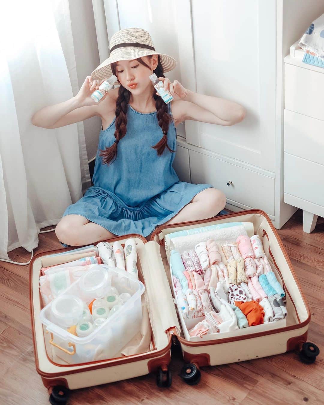 ジェシカ・ヤマダのインスタグラム：「Traveling with twins = bawaan segambreng kayak mau mudik. I’m not kidding you hahaha, cuciannya aja segini banyak (dan ini belum semuanya 😜), sampe kemarin waktu loading & unloading bawaan di airport pada heboh ngeliatin. 😂 . Luckily, detergent dan bottle cleanser Arwen Arya dari @babymax.id punya travel size mungil ini, jadi lumayan ngurangin kiloan di pesawat, and you know what, ini ga habis lho dipake selama 5 hari. Yang detergent cuma kepake 3/4 botol, yang bottle cleanser 1/2 botol. 🙀 #irit #cuan 💰 . Another plus point dari Baby Max ini, dia bahannya cuma 2: non-ionic plant-based surfactant & purified water. 🌿💧 As you may already know, untuk sebuah produk itu, the shorter the ingredient list, usually the better it is. Dan wanginya pun very mild and soft, wangi baby banget. 🥰 Pokoknya suka banget sama @babymax.id 🤗💕 . On a related note, packing ala #konmari begini ngebantu banget lho buat bawa barang banyak tapi tetep rapi dan pas mau dipake jadi gampang nyari barangnya. Di rumah pun isi laci Arwen Arya aku tatanya seperti ini hahaha. #konmarigariskeras 😤🧺⚡️」