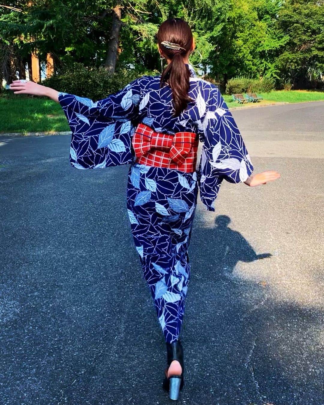 のインスタグラム：「全身はこんな感じ🥀﻿﻿ 花柄の浴衣が多い中、この彫刻で彫ったような﻿﻿ 不思議な模様と葉の柄に一目惚れ。🌓﻿﻿ ﻿﻿ 帯はレトロな赤チェックを合わせて大正ロマン風に😋﻿﻿ ﻿﻿ アンティーク浴衣は丈が短くても仕方ないと思って いましたが、﻿ @queens_hotel_antiques は 168cm用の浴衣も揃っているので本当に有難いです👘  #antiquekimono #yukata #antique #kimono ﻿﻿ #アンティーク浴衣 #浴衣 #大正ロマン #浴衣コーデ﻿ ﻿」