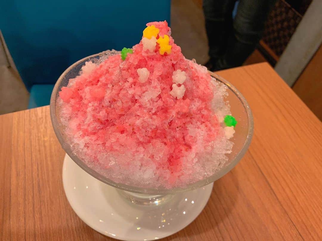 寺田御子のインスタグラム：「#邪神ちゃんドロップキック とコラボしている神田明神での「氷姉妹のかき氷」です。練乳イチゴとレモンクリーム。 アニメでかき氷を売る氷ちゃんを演じさせていただいているので、そのご縁で今年もかき氷屋さんをしました。８月いっぱいは明神カフェで食べられるようです。」