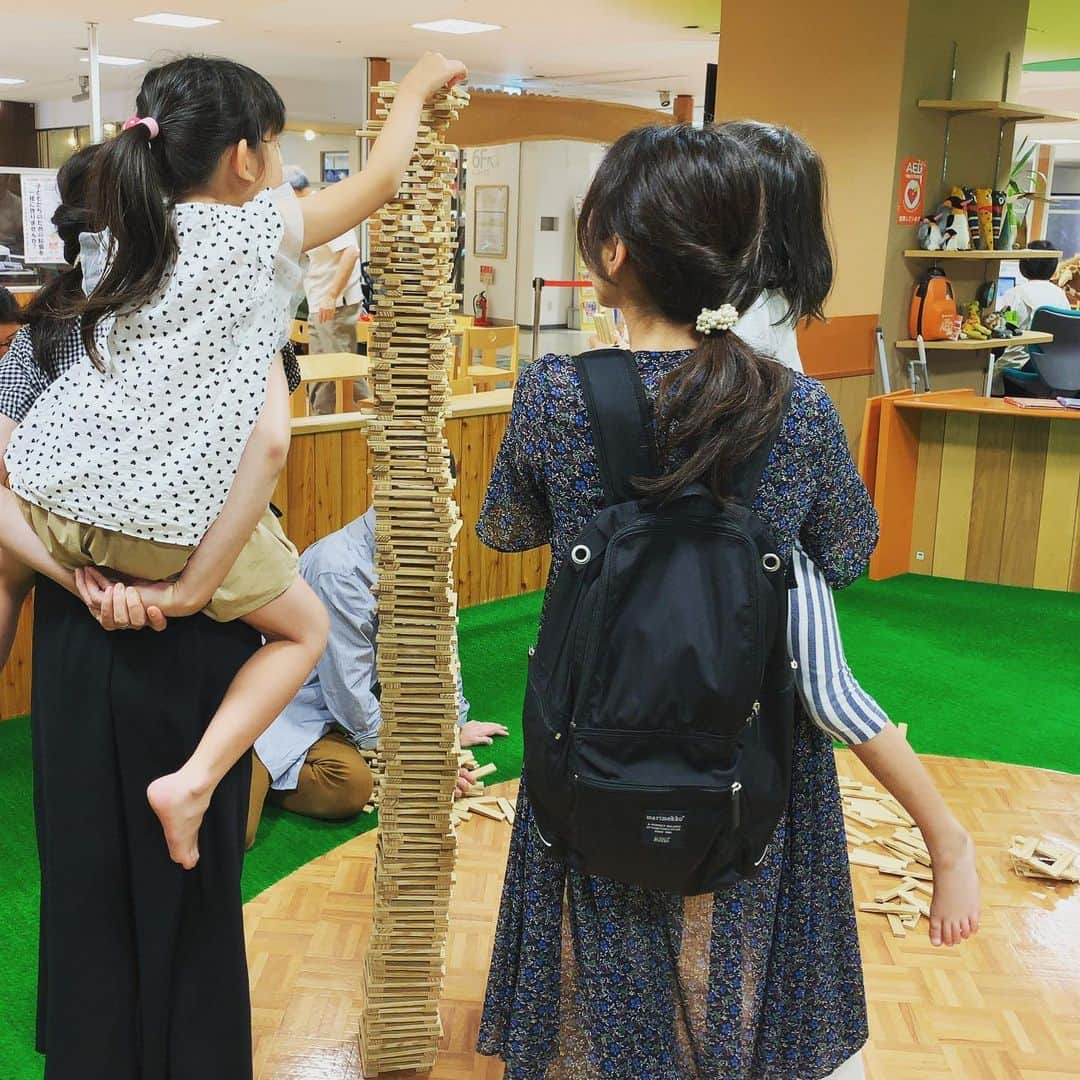 加藤千恵のインスタグラム：「高校の同級生＆その子どもたちと遊んだ。楽しかった。友だちが昔、逆上がりできてたという話が意外だった。わたしはもちろんできたことない。同じくできたことないという友だちとともに、運動神経抜群だと褒めたたえた。あと色おにしたの、多分100年ぶりくらいだった。」