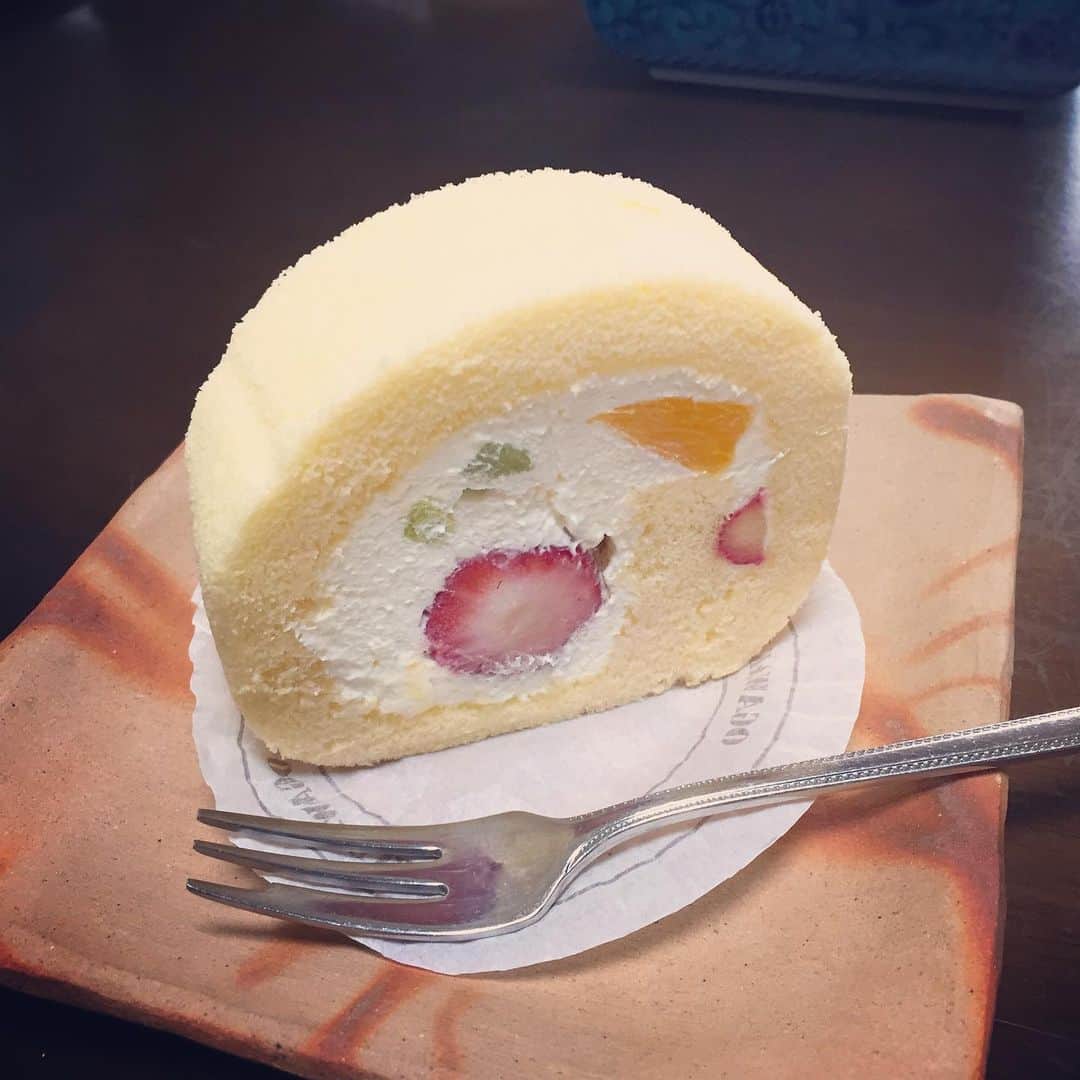 大手小町さんのインスタグラム写真 - (大手小町Instagram)「食べてばかりの小町編集ですが、休日に小川軒のフルーツロールケーキをいただきました。フワッフワでおいしいんです。レーズンウィッチが有名ですが、こちらも昔から大好きです。  #otekomachi #大手小町 #小川軒 #ロールケーキ #スイーツ女子」8月19日 19時40分 - otekomachi