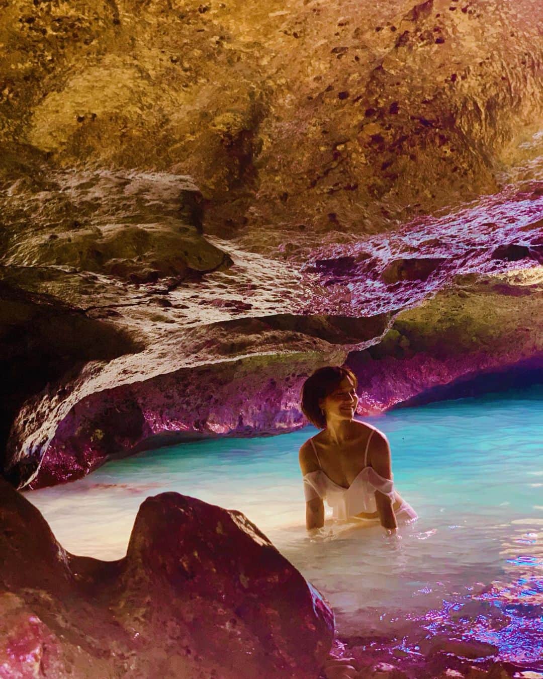 石井里奈さんのインスタグラム写真 - (石井里奈Instagram)「こんばんは😊💕✨ . ハワイの人魚の洞窟と言われる話題の観光スポット、Mermaid Caveへ🧜‍♀️💕🏖 . Caveに入る前に青い空と海とキンキンに冷えたアメリカンビールで乾杯🍻💕 . 最高に綺麗な海に美味しいビール🥺🏖 まさに至福の夏休みの過ごし方🤣🐬💕 . Caveの中は結構潮の高さがあってちょっと怖かったけどせっかく来たのでトライ🐬 . Caveの中は幻想的でとっても綺麗💕 . 中でも写真を綺麗に撮りたかったけど、そんな余裕もなく、結果、波に頭も顔もびしょぬれに😇🌊これぞマリンアクティビティ👙笑 いい思い出になりました✨ . 夕焼けも最高に綺麗でいつもハワイに来るとまたすぐ来たいって思っちゃう☺️ . また更新します✨ 今日もお疲れ様でした🏖✨ . #hawaii #mermaidcave #mermaidcaveshawaii #sea #beach #beer #oafu #pinkpillbox #budlight #ビール #ビール女子 #ビール好き #海 #リゾート #マーメイドケーブ #ハワイ旅行 #ハワイ観光 #ハワイ #女子旅 #ビーチ #swimwear #bikini #siswimsuit #水着 #ビキニ #オフショル #ダイビング #diving #夏休み」8月19日 19時46分 - ri7tin1025
