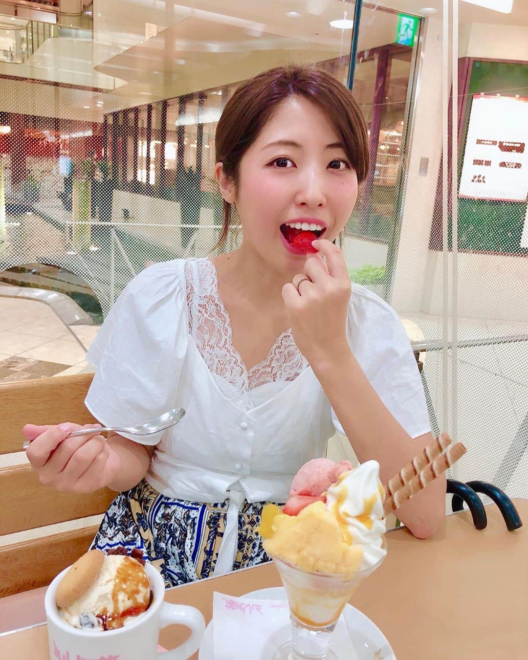 のインスタグラム：「案の定食い倒れツアーになってる問題😇🙌 #大阪カフェ 🍨🍓🍓🍓﻿ ﻿ ﻿ ﻿ 梅田にある「ミルクの旅」へ😊﻿ ﻿ ﻿ ・ソフトフローズンヨーグルト ラムレーズン﻿ ・ジェラートパフェ オレンジ&苺(ソフトフローズンヨーグルト)﻿ ﻿ ﻿ パフェはフローズンヨーグルトor生乳から選べたよ🙌﻿ヨーグルトにした！ ﻿ ﻿ なぜならフローズンヨーグルトは平均的なアイスクリームの半分程のカロリーだから🥳💕﻿←一応気にしてる。笑 あっさりしていて夏にぴったり🍨﻿ さらに酸味のあるフルーツとの相性も良くて﻿ 美味しかったな～♡﻿ ﻿ ﻿ ﻿ 阪急梅田駅の地下二階にあってアクセス便利🥳﻿ 駅直結で行けて便利だった🧡﻿ 食べログっぽくお店の情報のせときまっす🥰 ﻿ ﻿ ﻿ ﻿ ﻿ ┈┈┈┈┈┈┈┈┈┈﻿ ﻿ #ミルクの旅﻿ 阪急三番街店﻿ 大阪市北区芝田1-1-3阪急三番街 B2﻿ 06-6373-2100﻿ 営業時間 AM 11:00～ PM 10:00﻿ 不定休﻿ ﻿ ﻿ ┈┈┈┈┈┈┈┈┈┈﻿ ﻿ ﻿ #アイスクリーム #大阪 #大阪グルメ #大阪旅行 #梅田カフェ #梅田 #阪急三番街 #阪急 #スイーツ巡り #スイーツ好きな人と繋がりたい #カフェ巡り #cafe #フローズンヨーグルト#umeda #osaka #sweets #関西グルメ #関西旅行 #ヘルシーおやつ #ヘルシースイーツ #healthyfood」