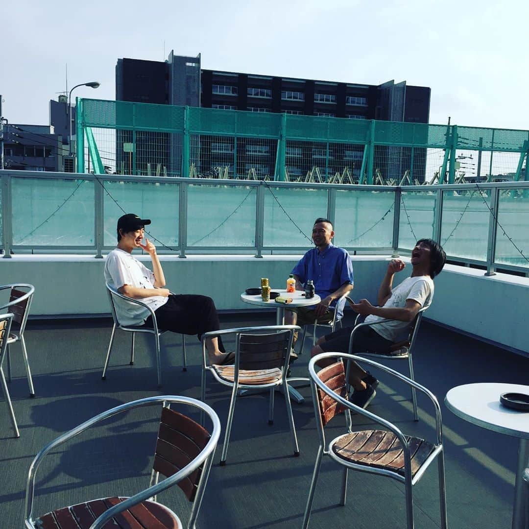 のインスタグラム：「stico  8月22日渋谷7th floorのリハ  休憩中の男性3名  久しぶりにシュウタくんのギターをまじえて演奏したらテンション上がった  こりゃ本番が楽しみだね  #stico #tatsu #オータコージ #西田修大 #関根史織」