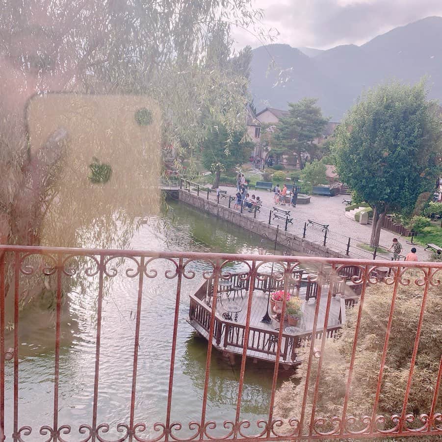 林田沙綾さんのインスタグラム写真 - (林田沙綾Instagram)「♡ #オルゴールの森美術館  いってきた♡ 中世ヨーロッパの貴族の館と街並みが本当に素敵な世界。。 入り口にはバラ園があってオルゴールがたくさんある美術館🥀 ： #河口湖#オルゴール#バラ園」8月19日 19時56分 - saaya.xoxo