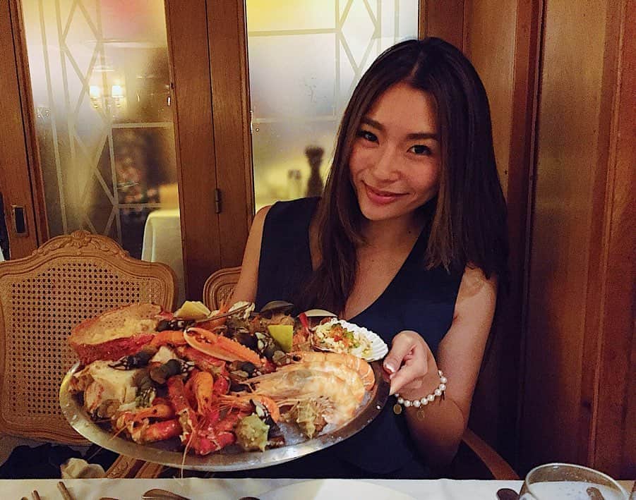 のインスタグラム：「バルセロナにあるお気に入りのレストランへ🐟🦐Stopped by Barcelona to going to my favotite restaurant🍴 I had a good dinner/good meeting✨Always enjoying to talk with people from around the world 🌎  お隣の素敵なご夫婦と仲良くなり、バルセロナに新しいお友達が出来ました♡ ・ #botafumeiro #barcelona」