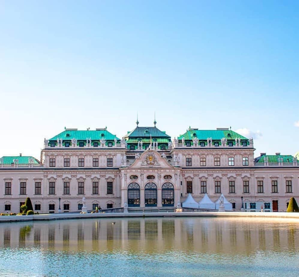 Wien | Viennaさんのインスタグラム写真 - (Wien | ViennaInstagram)「This beautiful palace of the Upper Belvedere and the Lower Belvedere. While the Upper Belvedere was all about representation, the Lower Belvedere acted as the residential palace of Prince Eugene. In the photo you can see the Upper Belvedere! What do you think of this palace? 🌱⛲️ by @borntraveller_1 #ViennaNow」8月19日 19時50分 - viennatouristboard