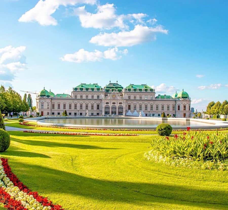 Wien | Viennaさんのインスタグラム写真 - (Wien | ViennaInstagram)「This beautiful palace of the Upper Belvedere and the Lower Belvedere. While the Upper Belvedere was all about representation, the Lower Belvedere acted as the residential palace of Prince Eugene. In the photo you can see the Upper Belvedere! What do you think of this palace? 🌱⛲️ by @borntraveller_1 #ViennaNow」8月19日 19時50分 - viennatouristboard