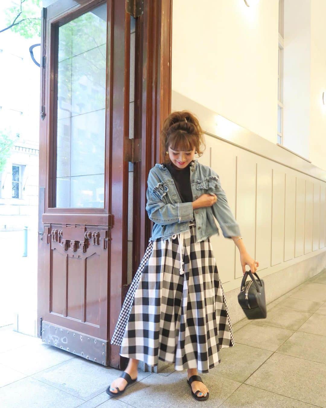 のインスタグラム：「お待たせ致しました＼(^o^)／今週は、大人気で即完売した3型の再入荷があります♡デザインタグTシャツ＆ウエストマークスカート、そして！本当に沢山のお声を頂いたフリルGジャン！このコーデがしたかった♡checkして頂けると嬉しいです♡ #wakkinstyle#ootd#coordinate outer＆tops＆skirt:#linkable @linkable_official(今週22日再入荷予定) bag:#balenciaga shoes:#jilsandernavy」