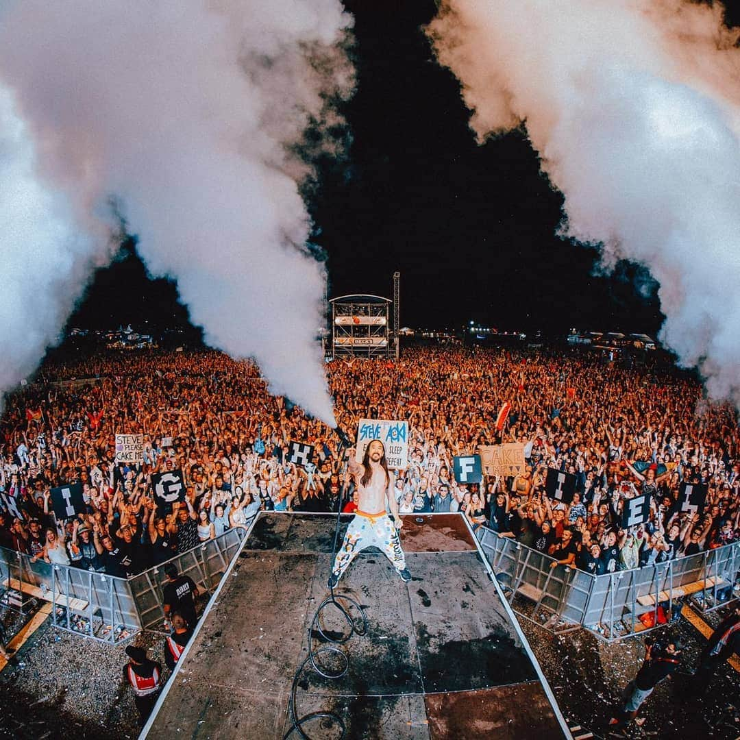 スティーヴ・アオキさんのインスタグラム写真 - (スティーヴ・アオキInstagram)「My last show in Germany for the summer! Rain came down hard and u guys stayed with me. I wont forget that! Danke 🇩🇪」8月19日 19時54分 - steveaoki