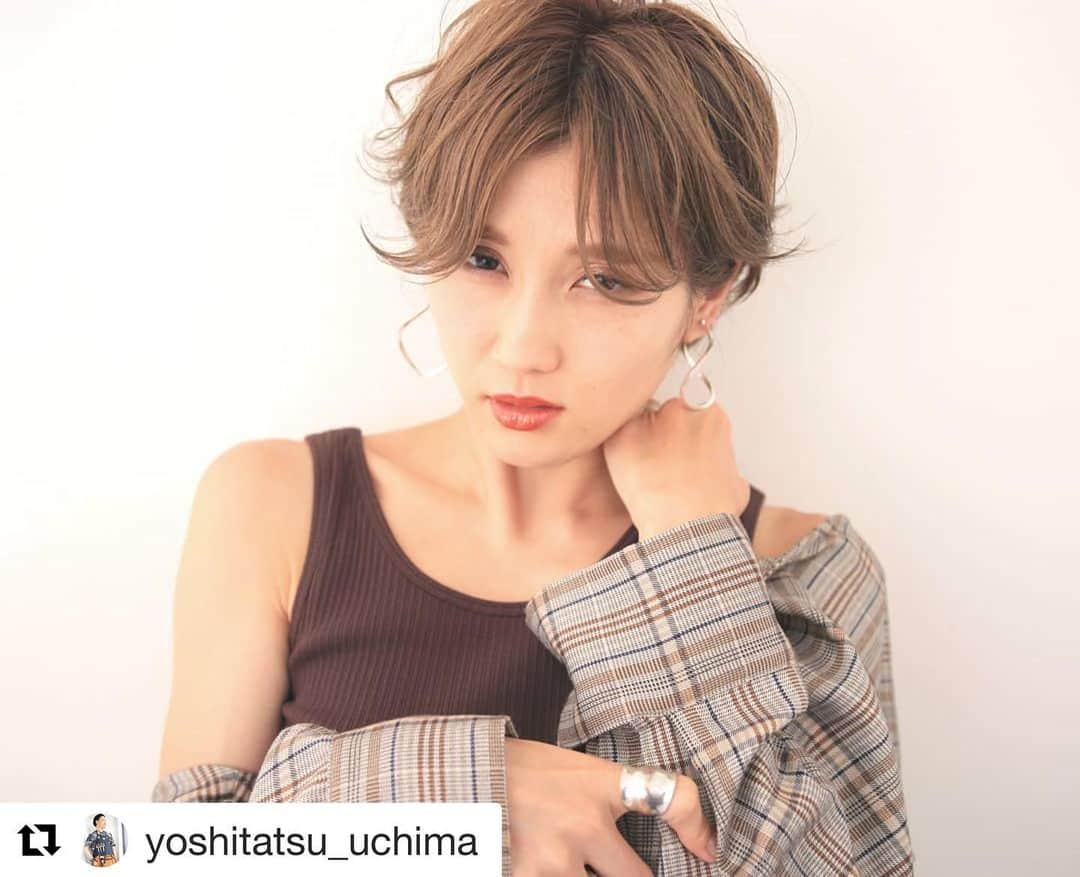 THROW 【スロウ】さんのインスタグラム写真 - (THROW 【スロウ】Instagram)「#Repost @yoshitatsu_uchima with @get_repost ・・・ ・ラフショート ・ブリーチONカラー ・スロウMt /08:Be/08:A/08:V/10=1:1:1:1(ox3%) ・ローライトCN4:ブルー=1:1(ox3%) ・  #ショートカット#ショートヘア#ローライトシアーベージュ#川越美容室#レイヤーカット #グレージュ#狭山市#狭山市美容室#カシェート#ootd#cachette #nico #所沢美容室#instagood #ハイライト#スロウ認定サロン#スロウフォトコン#プレッピーのせて#スロウカラー#throwcolor ・ ・ ・ こんにちは♪ 海をこよなく愛しているけどカナヅチ、沖縄出身のマイペース美容師の内間です♪ お酒が好き、大衆居酒屋が好き、のん兵衛が好き♪ 漫画が大好きで１万冊読破しました！いつか漫画ソムリエになりたい！！ ゆるいイラストを描いたりしてます♪ 美容師15年目、この仕事が大好きな３５歳◎ 最近はベレー帽にエプロン姿で絶賛営業中◎ スタッフに、 『内間はどこに向かってるの？』 と言われますが気にしません(笑) 興味がある方は気軽に会いに来てください♪♪♪♪ ・ ・ 【独自のアジャストカラー】 15000名以上のお客様にカラーをした経験から編み出した、 こだわりの数々を詰め込んだカラーを是非体感してみてください☆☆☆ 100種類以上あるカラー剤の中から、髪質・ダメージ・なりたいイメージに合わせて、 独自のブレンド法でオリジナルのカラーレシピを調合します。 さらにそれを３～５種類用意し、ベースの髪の色のばらつきを抑えたり、 あえて色の差をだしたりて透け感・ツヤ感たっぷりなカラーに仕上げます◎ 複雑な行程をできるだけ簡素化した独自のカラー理論を 『アジャストカラー』と命名しました☆ ★ ☆★ ・ ・ 【一人一人オーダメイドでカラーリング】 ゲストに合わせたオーダメイドのハイライト&グラデーションカラー！ こだわりのデザインブリーチは色落ち後も可愛いをお約束致します☆ 染めた日の透明感はもちろん、色落ちの過程、色落ち後の可愛さもお約束できます☆ . 【ハイライトのこだわり】 内間の作るハイライトは巻いても巻かなくても可愛くなるよう計算して入れてます◎ カットライン、毛量、角度、太さ、ハイライト量をなりたいイメージ・ライフスタイルを考慮しながら、 お客様一人一人に合わせてオーダーメイドで提供させて頂きます☆ ★ 【カット】 .頭の丸み・毛流・髪質に合わせたRシェイプ、ゾーン＆セクションカットは乾かすだけでまとまり、 カットの持続性が圧倒的に違います☆ 外国人風カラーとの相性も良く、巻いても巻かなくても可愛く仕上がる質感造りこだわってます！ 特にショートカットが得意なので、ばっさりカットはお任せを！！ 【ヘアアレンジ】 ゴムだけ簡単10分セルフアレンジを200パターン以上考案！！『モコモコアレンジ』が可愛い♪アレンジ解説&動画もあります★ .  ご希望の方は仕上げの際に一枚の思い出として残せればと。。 撮らせて頂いたお写真はインスタ通してプレゼントさせて頂いております♪ ・ ・ 【Instagramご新規限定価格】 カット&トリートメント￥6000 カット&カラー&トリートメント￥9980 カット&ハイライト￥12500～ カット&ブリーチONカラー￥17500～ ・ ・ お任せください、 内間があなたのお役に立ちます。」8月19日 19時57分 - throwcolor