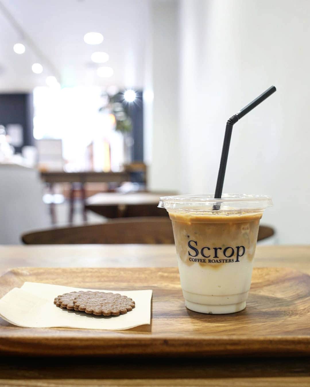 のインスタグラム：「青山学院大学近くで、アイビーホール1階にあるコーヒーショップ☕  職場近くでチラシを貰ったのが知ったきっかけだったのですが、朝から営業しているので、通勤途中に立ち寄りました✨  朝から開いているカフェは嬉しい！ #scropcoffee #青山 #カフェ #カフェ部 #カフェ巡り #東京カフェ #コーヒーショップ #カフェラテ #朝カフェ #クッキー #cafe #tokyocafe #lovecafe #cafelatte #coffee #yummy #delicious #foodphotography #tokyo #morning #igersjp」