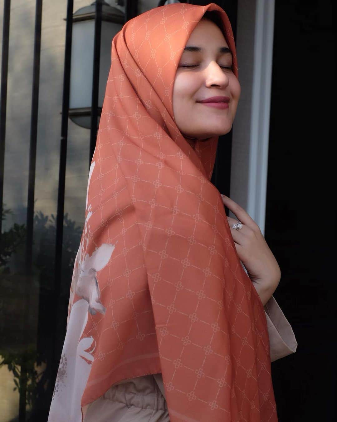 Shireen Sungkarさんのインスタグラム写真 - (Shireen SungkarInstagram)「Meram menikmati mata hari sore yang Alhamdulillah masi dikasi nikmat sama Allah untuk menikmatinya ❤️ Hijab @socialscarf.id X shireen」8月19日 20時05分 - shireensungkar