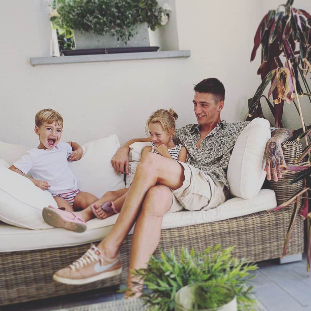 ミケーレ・カンポレーゼのインスタグラム：「🏡 con voi tutto è più bello #home#babboefigli#kids#tuscany#pisa#italy#picoftheday#dad#tuttolamoredelmondo#mikebebetommy」