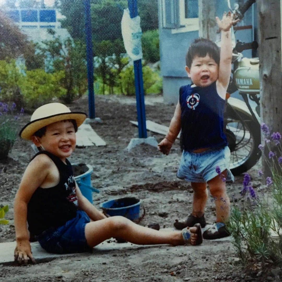 タイキさんのインスタグラム写真 - (タイキInstagram)「今日はお庭で兄と泥遊びをしました 🙋‍♂️」8月19日 20時03分 - taiki_jp