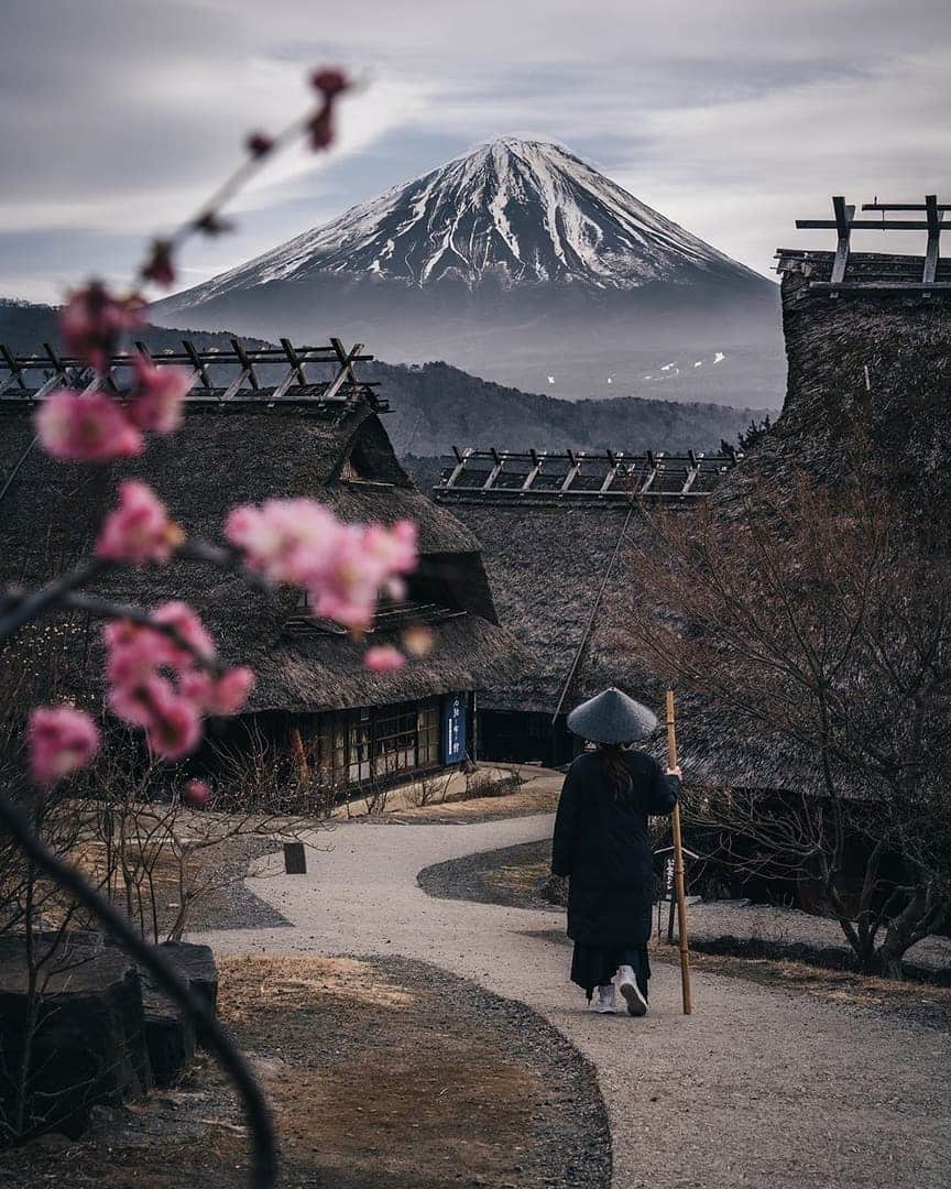 Discover Earthさんのインスタグラム写真 - (Discover EarthInstagram)「Mount Fuji has been a sacred site for followers of the Shinto religion since the 7th century, with Shintoists considering the peak sacred to the goddess Sengen-Sama, and many shrines can be found at the base and ascent. It is one of Japan’s three holy mountains, along with Mount Tate and Mount Haku. 🇯🇵 — 📍#DiscoverJapan — 📸Photo by @rkrkrk」8月19日 20時03分 - discoverearth
