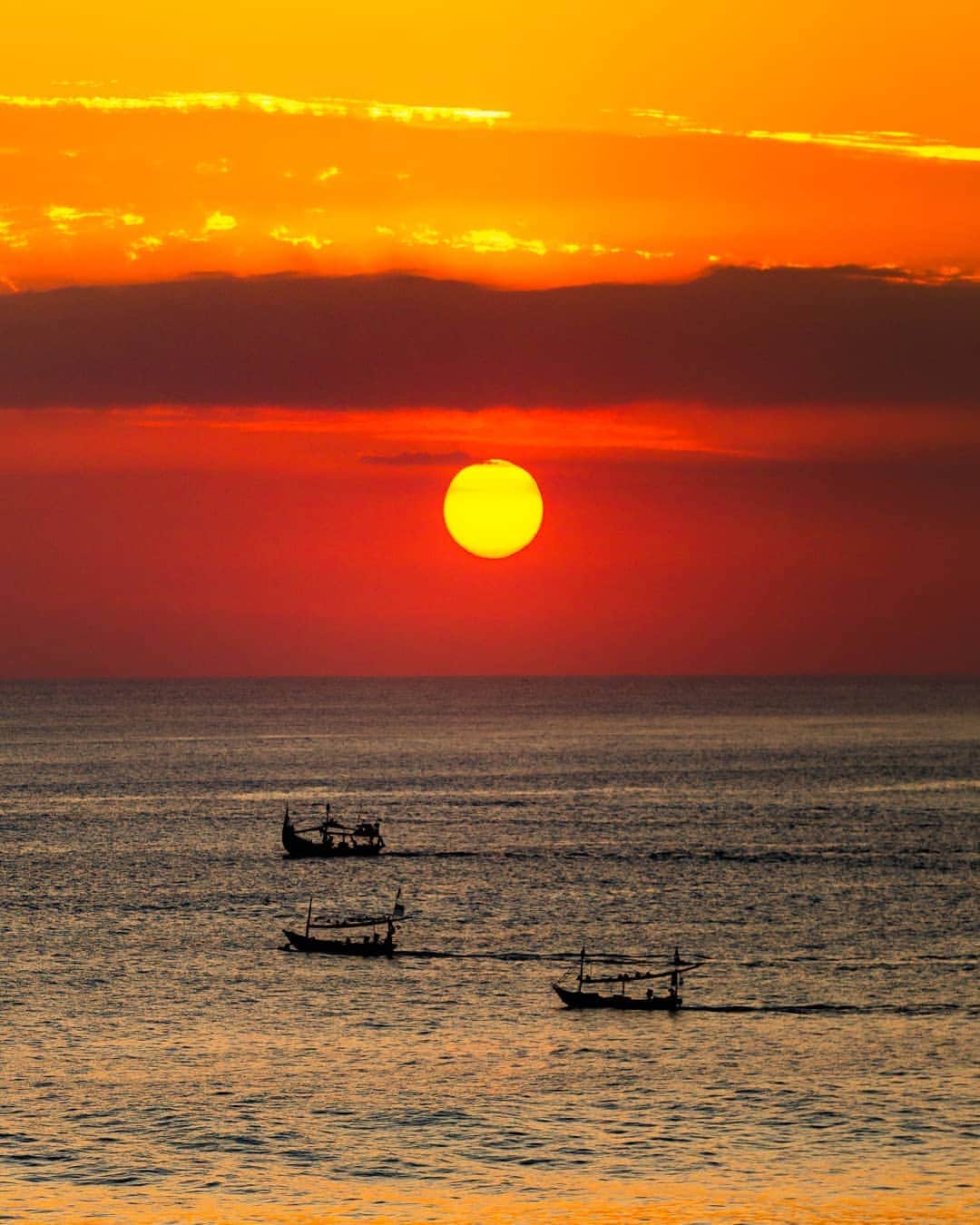 SNAPCHAT@JASONVANMIERTのインスタグラム：「Spotted a few fishing boats of Suluban Beach in Bali. 🚣‍♂️ . Also random thought of the day 🤔 . You've probably heard this quote a thousand times before… "The best investment you can make is an investment in yourself… the more you lean, the more you'll earn". There is also something that should be added to this quote… in that knowledge has no value, except that which can be gained from its application and that the more specialised your knowledge is, the more value it can have. . Anyway I hope you're having a great day and if you want to share what you're learning or studying at the moment I'd love to hear about it. 📚」
