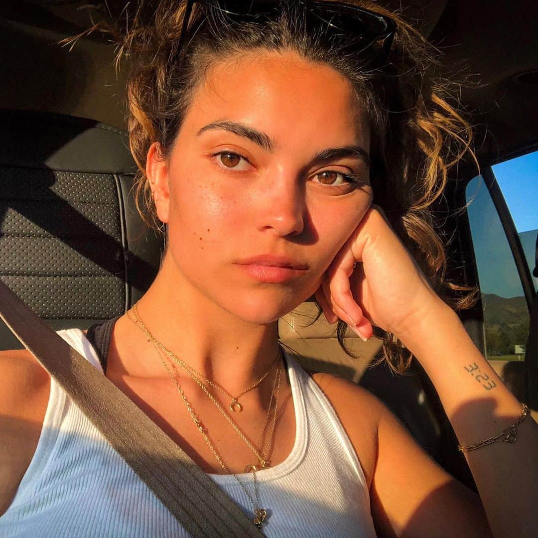 キラ・サントーロのインスタグラム：「Omw home. Not a drop of makeup. New tan. Chapped lips. Exhausted.」