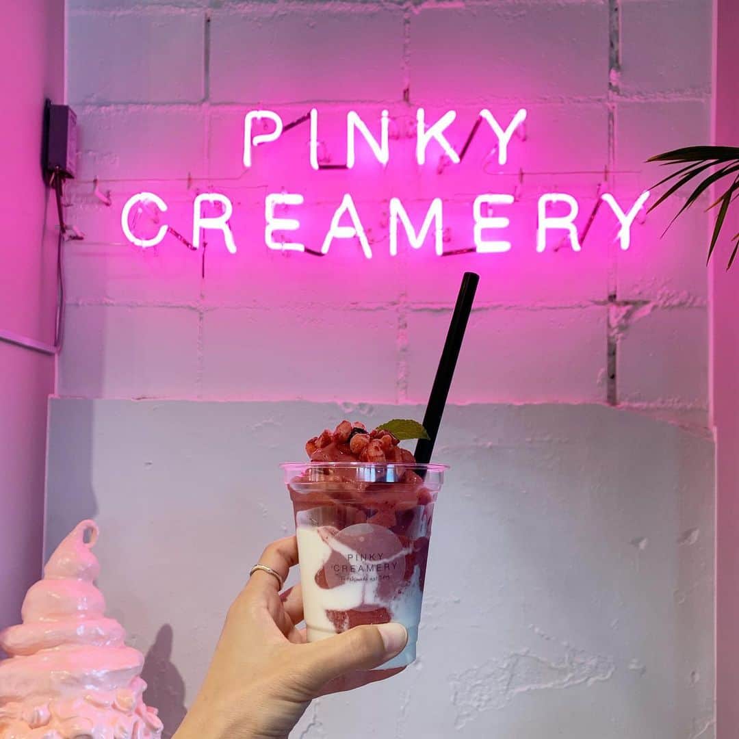 Mie Kawanoのインスタグラム：「PINKY CREAMERY 甘すぎず美味しかった𓇨 家族で日向へ行ってきました𓄺 __________________________________ #stairsofthesea #pinkycreamery  #コーデ #コーディネート  #日向 #宮崎 #親子」