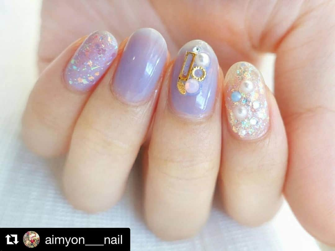 【PLANET NAIL（プラネット ネイル）】公式さんのインスタグラム写真 - (【PLANET NAIL（プラネット ネイル）】公式Instagram)「@aimyon___nail さん PLANET NAIL  Basic Line PLB01 一等星の使命 を使用したネイルアレンジのご紹介ありがとうございます💅 ・ #Repost @aimyon___nail with @get_repost ・・・ 💎簡単パヴェ風ネイル💎 またまたお久しぶりです🙇💞 念願のDAZZSHOPのポリを 妹がくれたので記念に😍💓 やっぱりシアー感が可愛い😂✨ ＊ ワンポイントで左手人差し指に あいかちん(@a_nail_log)に頂いた プラネットネイル(@planet.jp) #一等星の使命 を使わせてもらい 簡単パヴェを作りました😇🍭 パーツは5個乗せただけなのに キラキラホロのおかげで豪華な パヴェに見えるマジック👏💘笑 簡単なのでぜひお試しあれ〜🐰 右手は中指にナミエネイルシールを 貼っただけの手抜きネイルです👍笑 ＊ 最近ネイルをして写真は撮れても そこからpostするエネルギーがなく このネイルも2週間前にしていたもの😂 相変わらずマイペースな更新ですが お付き合いよろしくお願いします😞💗 【使用色】 DAZZSHOP▶GENTLY SIGN 02 ADDICTION▶Mia Violetta プラネットネイル▶一等星の使命 #ネイル #selfnail #セルフネイル #セルフネイル部 #週末ネイル #週末ネイル部 #ネイルサークル #夏ネイル #夏ネイル2019 #大人ネイル #パヴェネイル #パヴェ風ネイル #うるつやネイル #ニュアンスネイル #dazzshop #planetnails #プラネットネイル #addiction #私のtrillpic #ロカリネイル #おしゃれ好きな人と繋がりたい #ネイル好きな人と繋がりたい #セルフネイラーさんと繋がりたい」8月19日 11時08分 - planet.jp