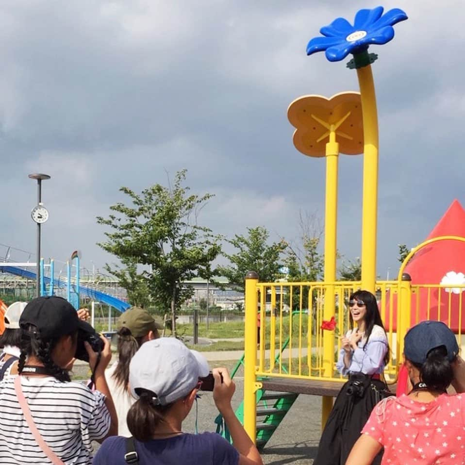 安珠さんのインスタグラム写真 - (安珠Instagram)「ふじのくに 子ども芸術大学﻿ 写真の力で自分を表現！﻿ ﻿ 自分が感じたものを信じて撮る﻿ 大人が褒めなくたっていい﻿ 自分だから撮れる写真が素晴らしい﻿ ﻿ はじめての一眼レフカメラにみんなワクワク 撮影プリント発表まで4時間みっちり授業！﻿ https://www.fkac.jp/kouza2019/index.html﻿ #ふじのくに #子ども芸術大学 #静岡市 #CANON #EOSKiss #安珠写真家 #anjuphotographer ﻿ ﻿ ﻿ ﻿ ﻿」8月19日 11時09分 - anjuphotographer