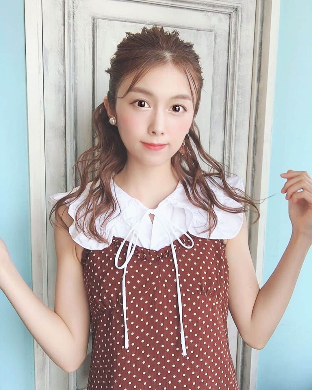 麻衣愛のインスタグラム：「アイロンでウェーブ作ってアレンジしてもらったよ💕 早く髪伸びないかなぁ〜😯 #ハーフアップ #ヘアアレンジ #ヘアセット #ウェーブヘア #hair #hairset #hairarrange #hairstyle #halfupstyle #halfup #zara #deicy」