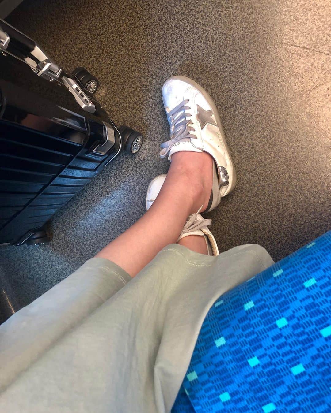 黒田絢子さんのインスタグラム写真 - (黒田絢子Instagram)「足どーなってるの？と思うでしょ？ 昔からね長い時間椅子に座るのは 苦手なの笑笑 靴脱いじゃうのー。」8月19日 11時10分 - ayakokuroda_official