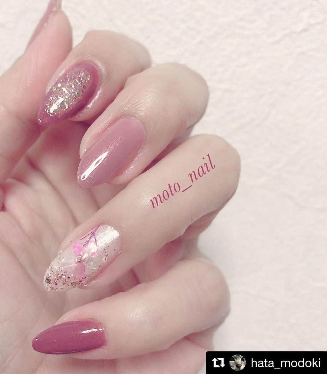 のインスタグラム：「@hata_modoki さん PLANET NAIL Basic Line PLB07 点描天体のアレゴリー を使用したネイルアレンジのご紹介ありがとうございます💅 ・ #Repost @hata_modoki with @get_repost ・・・ 週始めの。 ちょっと爪を短くして…今週も挑みます‼︎ って…やる気ゼロなんだけど…💦 ✴︎ 最初に使おうとしたシールを1枚も使うことなく…finish😂 次は使おう… ✴︎ クラッシュシェルを使って左手にはお花。 右手は…さくちゃん @sakuyome0513 の動画で見たのをマネっこしたつもり…💦 何故だろう…全く違う😂 おっかしいなぁ…🙄 ✴︎ 左手人差し指は囲みっぽくしたんだけど…なんか違う😂 おっかしいなぁ…🙄 ✴︎ #nailholic_kose の新色… 見つけてしまったので買ってしまいました😂 次はこのうちのどれか使おう(*≧︎艸≦︎) ✴︎ 辛味噌ラーメン🍜 忘れてた…ホントに辛かった…🥵 鼻水でちゃうのよね〜🤣 でも美味しく食べました〜♬ ⚫︎ ● #SUSIENY 32・24 #OPI #スノーグラッドアイメットユー  #PLANETNAIL #点描天体のアレゴリー  #Ducato #シェイクイットオフ ● ⚫︎ 131💅 #セルフネイル#nailstagram#ポリッシュネイル#ネイル好きな人と繋がりたい#セルフネイラーさんと繋がりたい#ロカリネイル#myreco#私のTRILLpic #TRILLネイル#selfnailclub#ディネット#nailpic#美爪目指す#下手だけど#好きなんだもん#麺スタグラム#麺活#ラーメン女子」