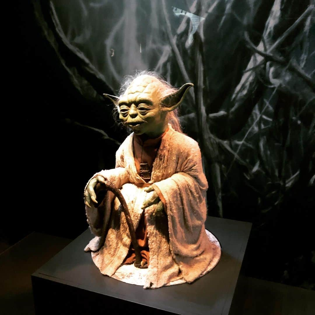 フィガロジャポンさんのインスタグラム写真 - (フィガロジャポンInstagram)「STAR WARS TM IDENTITIES 展に行ってきました。世界各地を巡回して、東京・寺田倉庫で開催中。参加型の展覧会で、来場者は自分を、宇宙に限りなくいる、どれかの「族」として入場時に登録し、自身のアイデンティティの模索、思考傾向、などを探求していきます。『スター・ウォーズ』は登場人物たちのキャラや成長が重要ファクターなので、訪れた人たちは、この世界観の一部になったかのような楽しみ方ができます。個人的にスター・ウォーズファンの私は、ロゴ見るだけで興奮して涙出そうでしたが…。2020年1月13日までです！ フォースとともにあらんことを！ #スター・ウォーズ #SF #寺田倉庫 #STARWARS #figarojapon 編集KIM」8月19日 11時20分 - madamefigarojapon