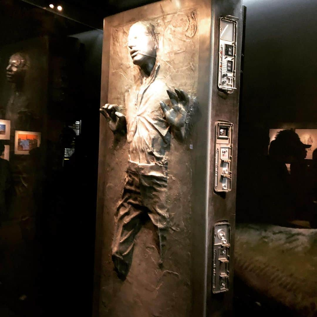 フィガロジャポンさんのインスタグラム写真 - (フィガロジャポンInstagram)「STAR WARS TM IDENTITIES 展に行ってきました。世界各地を巡回して、東京・寺田倉庫で開催中。参加型の展覧会で、来場者は自分を、宇宙に限りなくいる、どれかの「族」として入場時に登録し、自身のアイデンティティの模索、思考傾向、などを探求していきます。『スター・ウォーズ』は登場人物たちのキャラや成長が重要ファクターなので、訪れた人たちは、この世界観の一部になったかのような楽しみ方ができます。個人的にスター・ウォーズファンの私は、ロゴ見るだけで興奮して涙出そうでしたが…。2020年1月13日までです！ フォースとともにあらんことを！ #スター・ウォーズ #SF #寺田倉庫 #STARWARS #figarojapon 編集KIM」8月19日 11時20分 - madamefigarojapon