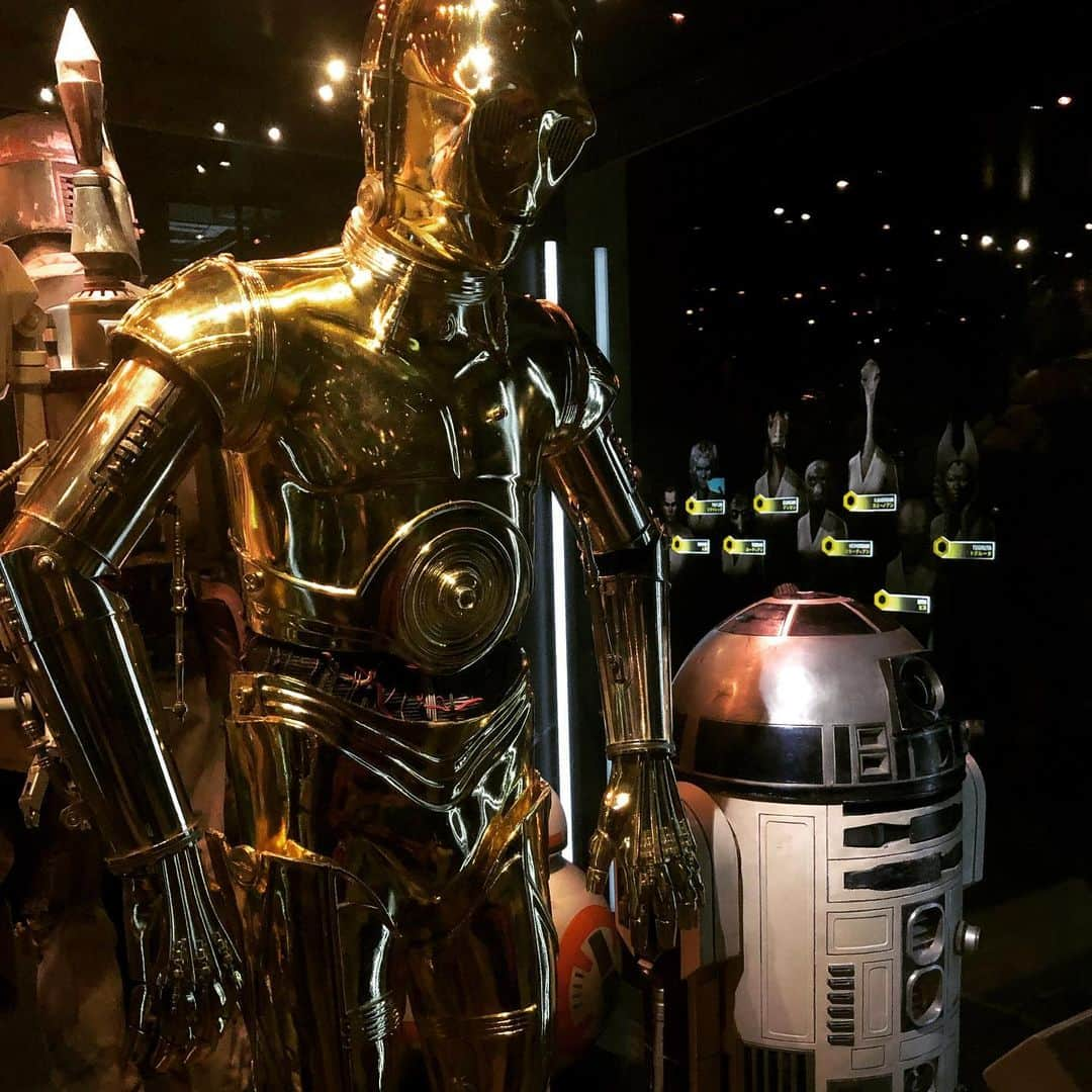 フィガロジャポンさんのインスタグラム写真 - (フィガロジャポンInstagram)「STAR WARS TM IDENTITIES 展に行ってきました。世界各地を巡回して、東京・寺田倉庫で開催中。参加型の展覧会で、来場者は自分を、宇宙に限りなくいる、どれかの「族」として入場時に登録し、自身のアイデンティティの模索、思考傾向、などを探求していきます。『スター・ウォーズ』は登場人物たちのキャラや成長が重要ファクターなので、訪れた人たちは、この世界観の一部になったかのような楽しみ方ができます。個人的にスター・ウォーズファンの私は、ロゴ見るだけで興奮して涙出そうでしたが…。2020年1月13日までです！ フォースとともにあらんことを！ #スター・ウォーズ #SF #寺田倉庫 #STARWARS #figarojapon 編集KIM」8月19日 11時20分 - madamefigarojapon