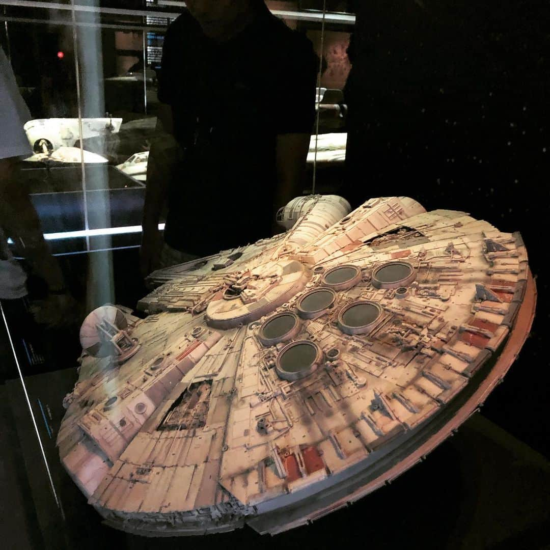 フィガロジャポンさんのインスタグラム写真 - (フィガロジャポンInstagram)「STAR WARS TM IDENTITIES 展に行ってきました。世界各地を巡回して、東京・寺田倉庫で開催中。参加型の展覧会で、来場者は自分を、宇宙に限りなくいる、どれかの「族」として入場時に登録し、自身のアイデンティティの模索、思考傾向、などを探求していきます。『スター・ウォーズ』は登場人物たちのキャラや成長が重要ファクターなので、訪れた人たちは、この世界観の一部になったかのような楽しみ方ができます。個人的にスター・ウォーズファンの私は、ロゴ見るだけで興奮して涙出そうでしたが…。2020年1月13日までです！ フォースとともにあらんことを！ #スター・ウォーズ #SF #寺田倉庫 #STARWARS #figarojapon 編集KIM」8月19日 11時20分 - madamefigarojapon