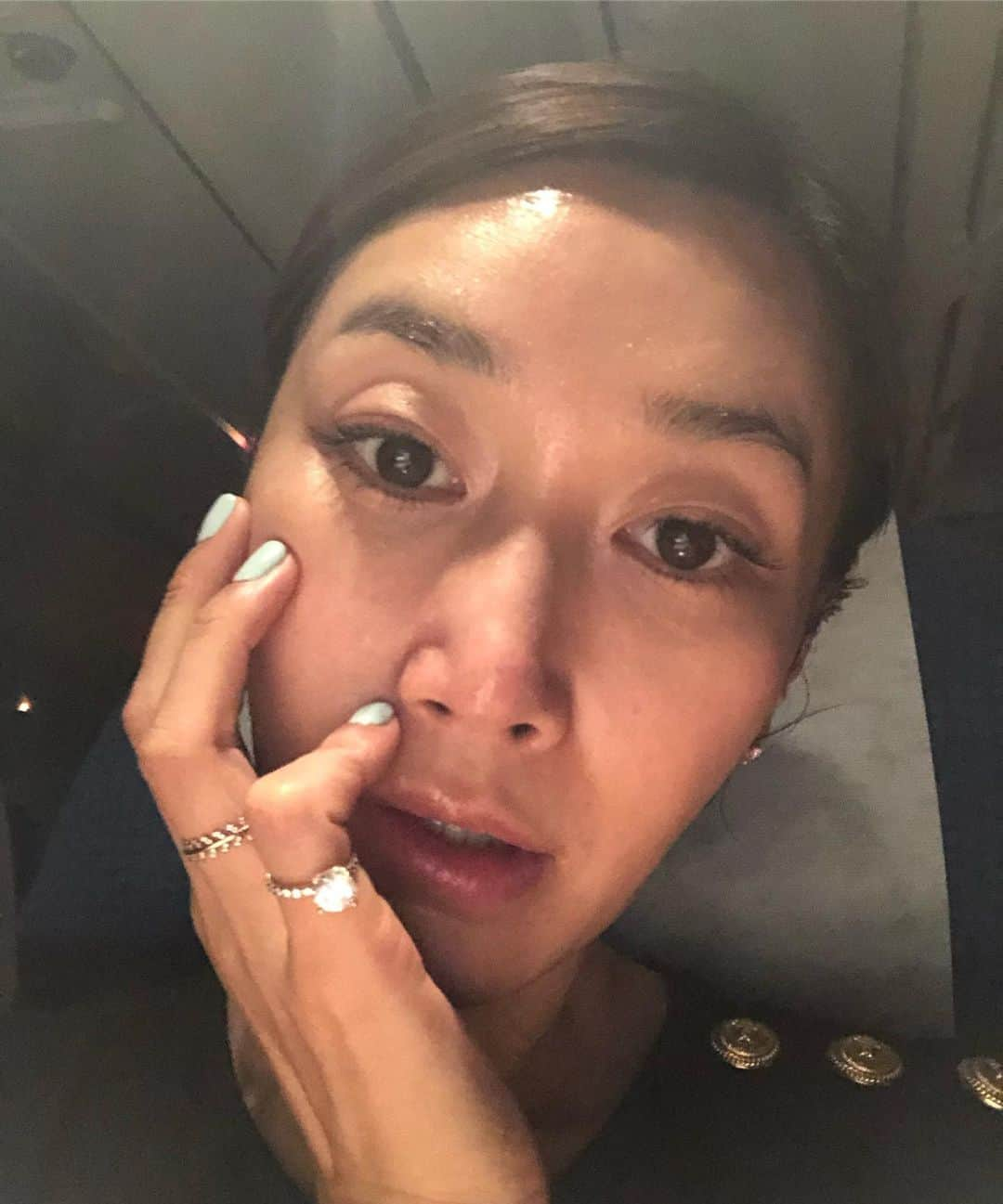 ピョン･ジョンスさんのインスタグラム写真 - (ピョン･ジョンスInstagram)「나 이러고 나가면 안되겠죠? ㅋㅋㅋㅋ  어젯밤에 라방하면서  #EPACT#BERAMIDE 오픈했는데  사이트 터짐요 🏖우리지금꼭이거필요해요🏖 🤣🤣🤣🤣 프로필링크➡️ 진심! 피부고민 많더라구요 #베라마리드 냉장고보관하면서  #이팩트 아침저녁으로 해보세요 (권장15분) #꿀피부 #탄력피부 됩니다  비싼관리실 매일가실꺼에요?  내가 휴대하며 혼자할수있어요  #blueLED #greenLED#redLED  기미 모공 트러블 탄력 진정 할수있어요 ㅋㅋㅋㅋ 2달동안쓴 저를보심 아시겠죠?  좋은화장품의 흡수도 짱! 잘먹어요 ㅋㅋ  비행기에서도 하세요 ✈️ 19-21일 3일만 이가격입니다 가격보면 기절😹 본사에서 맘 바뀌기전에 ♥️♥️ #homecaredevice #homebeautycare  #skincare (주의- 임산부 보철기 심장보조기착용 🙀)」8月19日 11時20分 - hoyatoya