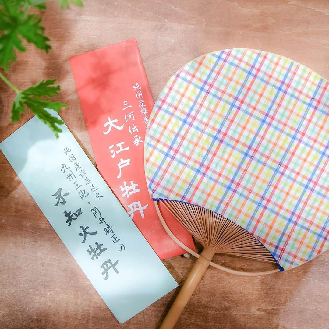 PARCO_ya上野さんのインスタグラム写真 - (PARCO_ya上野Instagram)「300年続く日本の伝統美、純国産の貴重な線香花火「不知火牡丹・大江戸牡丹」  江戸に起源をもつ千葉の房州や関東一円に流通していた埼玉の越生を産地に、職人がひとつひとつ手作りしているほぼ1点もの「TOKYO UCHIWA」﻿ ﻿ 風情のある夏の夜をお楽しみください。﻿ ﻿ ■パンダを探そう🐼﻿ どこかにパンダが隠れています。﻿ 見つけたらコメントしてみてくださいね！﻿ ﻿ <shop information>﻿ ハンカチ・雑貨﻿ 2F : OLD-FASHIONED STORE（オールドファッションストア）﻿ TEL：03-6284-2722﻿ ﻿ @oldfashioned_store﻿ #PARCO_ya #parcoya #パルコヤ #パルコヤ上野 #上野 #ueno #oldfashionedstore #うちわ #房州うちわ #越生うちわ #線香花火 #不知火牡丹 #大江戸牡丹#夏休み #夕涼み #日本の夏 #夜散歩 #風情 #パンダ #シャンシャン #香香 #熊猫 #팬더 #panda #🐼」8月19日 11時13分 - parco_ya_ueno