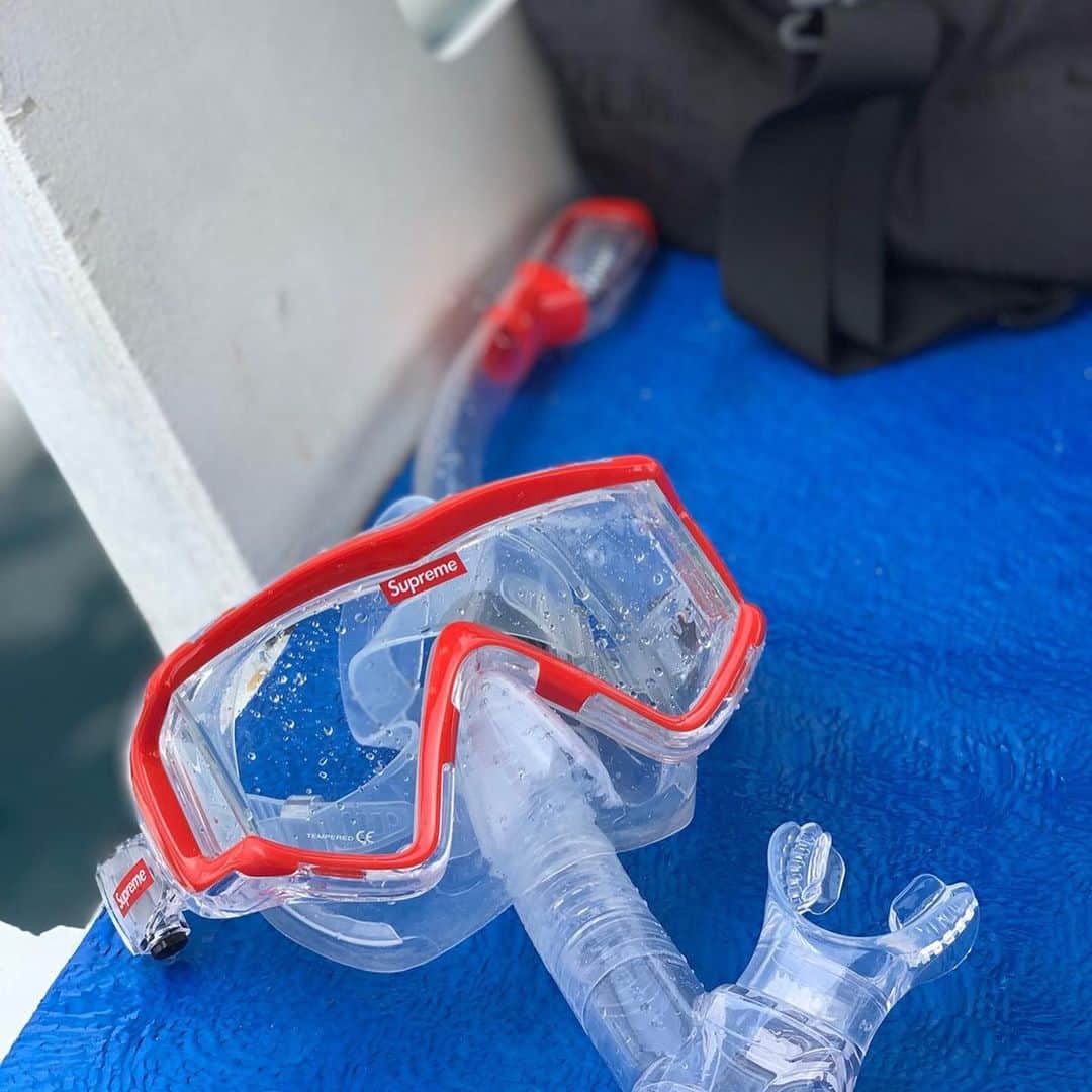 のインスタグラム：「この時期は皆の楽しい夏が沢山SNSにUPされ見てるだけでウキウキする。  昨日は友人家族とモアルボアルへ。 鰯の群れ🐟や海亀🐢を真近で見れたり海や山を満喫⛱⛰ #175r #SHOGO #cebu #セブ島  #moalboal #モアルボアル #cebuyolo #セブヨロ #supreme 楽しい #夏 人生一度きり！」