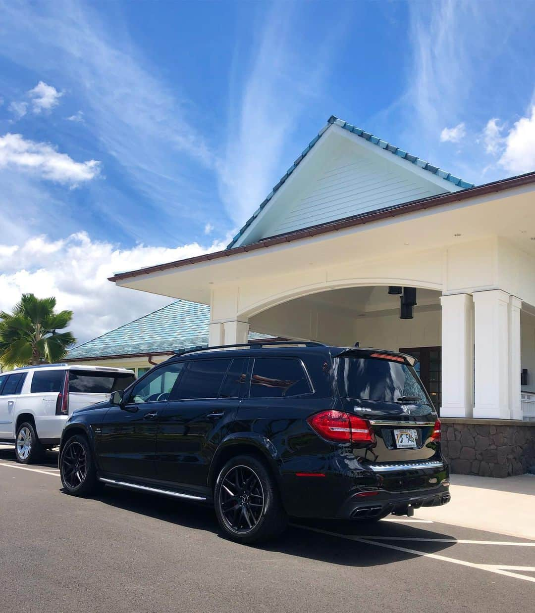 青木龍一のインスタグラム：「GLS63  in HAWAII  #AMG  #x166 #aloha」