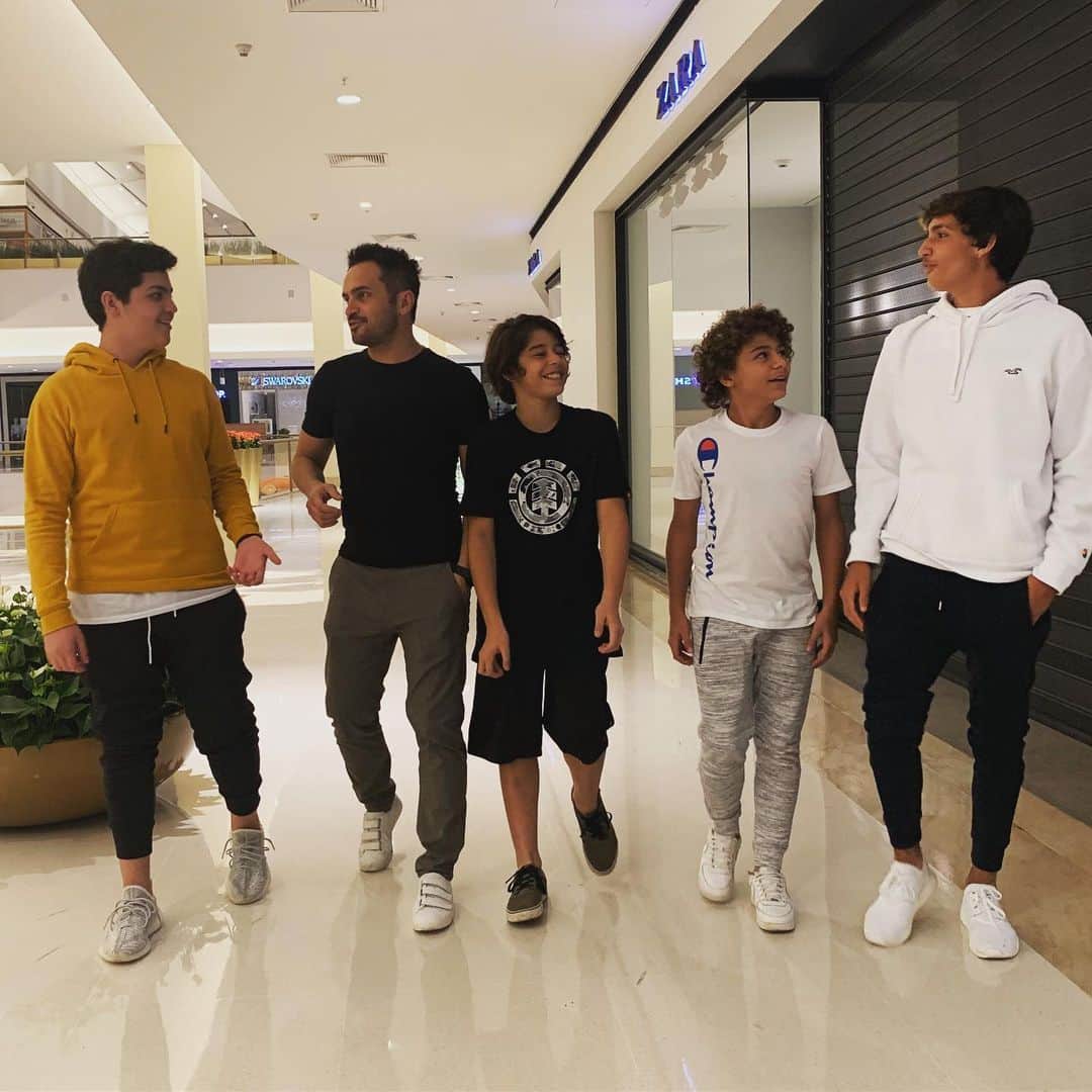 アレッサンドロ・ローザ・ヴィエイラのインスタグラム：「Terminando a semana da melhor maneira! Filhos @enzo12mendes @luigi12mendes e enteados @enzofariafontaoo @cairofariaa ♥️♥️ - Que time!」