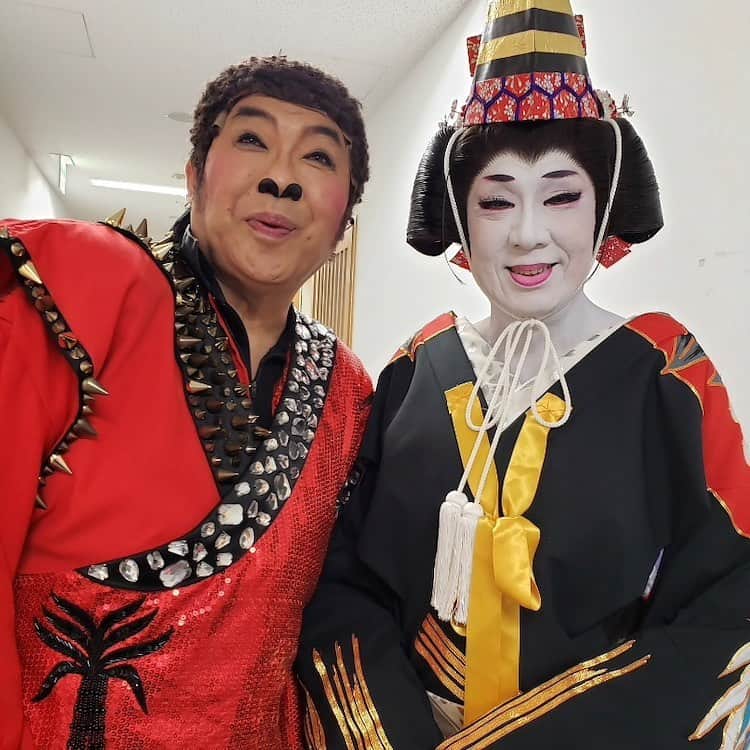 梅沢富美男さんのインスタグラム写真 - (梅沢富美男Instagram)「コロッケさんと今日の一枚。  大阪新歌舞伎座、絶賛公演中です！  今月末まで。お待ちしてます！」8月19日 11時39分 - tomioumezawa