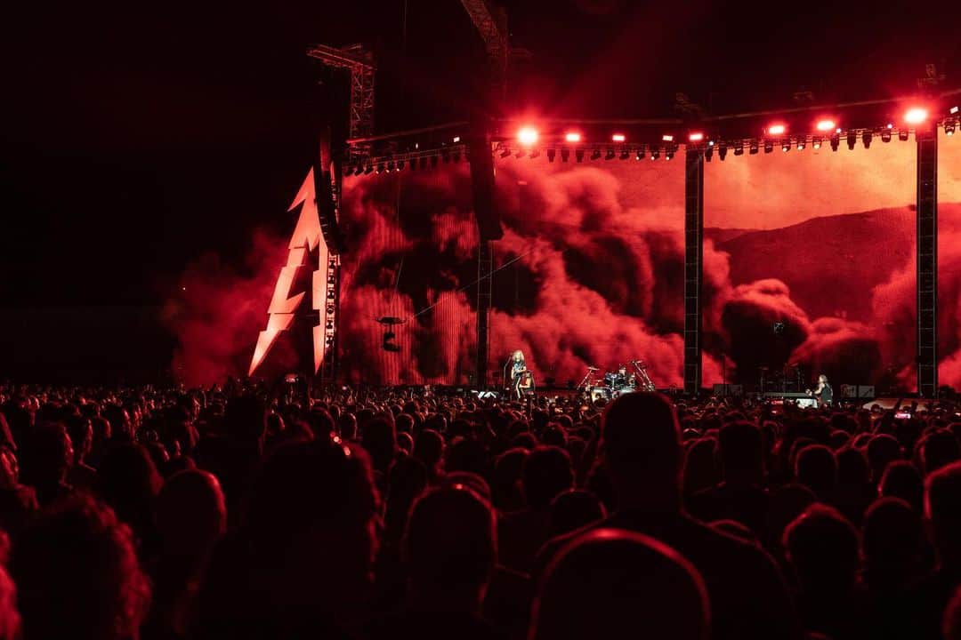 メタリカさんのインスタグラム写真 - (メタリカInstagram)「Photos from last night’s show in Prague! ・・・ 📸 by @brettmurrayphotography & @photosbyjeffyeager ・・・ #MetInPrague #WorldWired #Metallica」8月19日 11時36分 - metallica