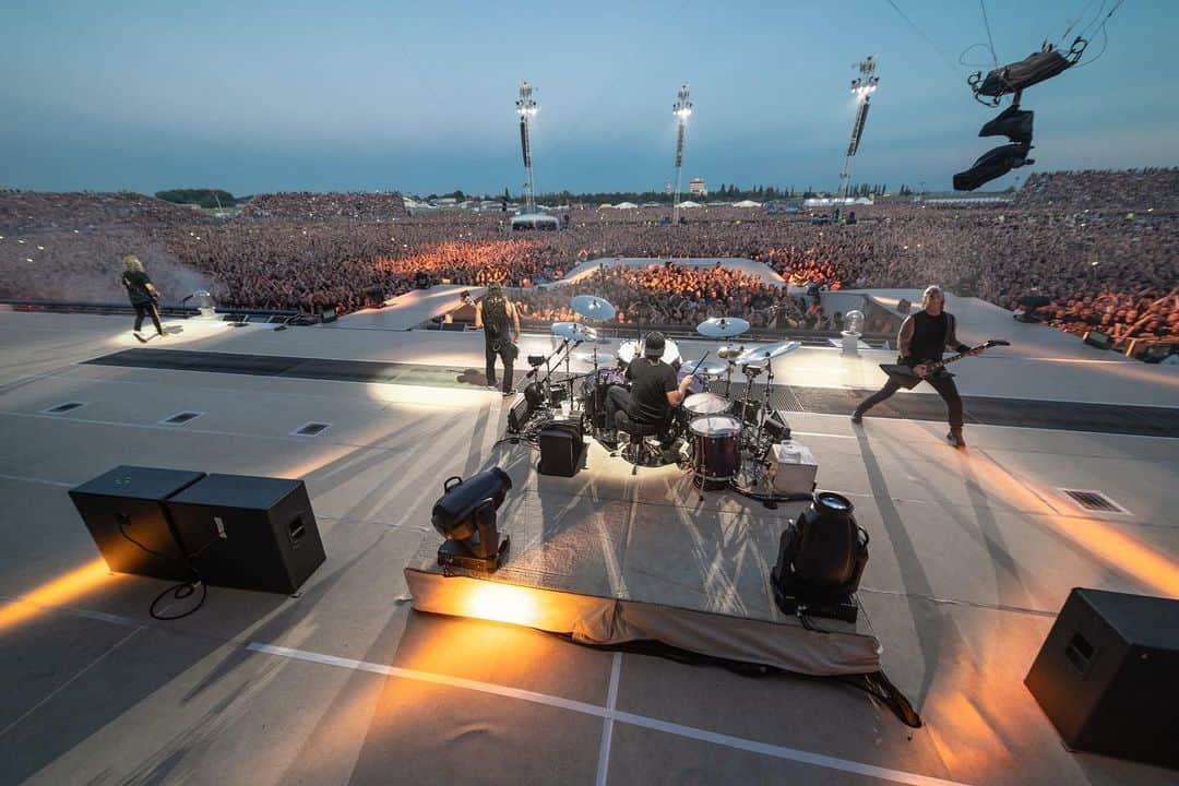 メタリカさんのインスタグラム写真 - (メタリカInstagram)「Photos from last night’s show in Prague! ・・・ 📸 by @brettmurrayphotography & @photosbyjeffyeager ・・・ #MetInPrague #WorldWired #Metallica」8月19日 11時36分 - metallica