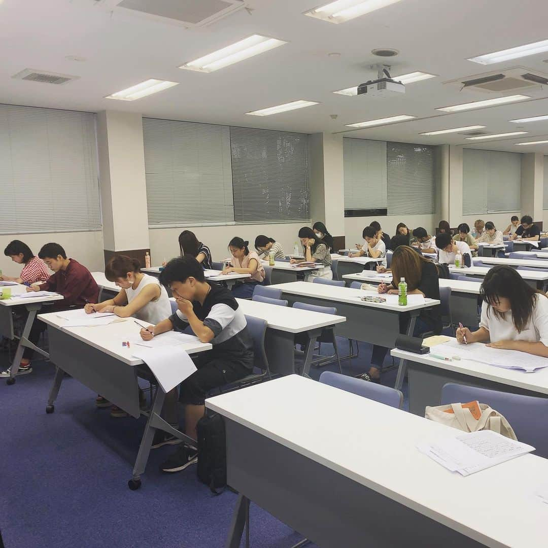 東京観光専門学校さんのインスタグラム写真 - (東京観光専門学校Instagram)「本日は『ホテル レストランサービス技能検定』の筆記試験に向けて特別講義をおこなっています🤔 . サービスマンを目指すならぜひ取っておきたい国家資格🙌🏻 . 全員合格を目指して頑張りましょう🏃‍♂️ . #hrs #国家資格 #サービス #ホテル #ブライダル #カフェ #サービス業 #レストラン #試験 #試験勉強 #講義 #ホテルレストランサービス技能士 #合格 #3級 #follow」8月19日 11時39分 - tokan_1967