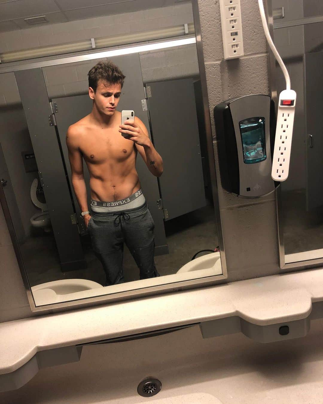 Jonahmaraisのインスタグラム：「i’m not gonna lie, there was a time where my thoughts were in a very bad place when it came to my body. this industry can be harsh. i used to have tons of anxiety and i would constantly look at photos of myself and not like how i looked so i would skip meals, or only eat a little here and there. i’m so happy to say i’ve been in a great mindset and taking care of myself, been in a good work out routine, and been eating a lot lately. if you swipe to the left you’ll see a photo of me in october of last year and the first photo is of me today. i promise to anyone struggling with anything similar it really does get better but YOU HAVE TO TAKE INITIATIVE!! you’re 100% capable of being the very best version of yourself. okay sorry for the essay but i thought it was important to keep it real and show y’all. much love. ♥️」