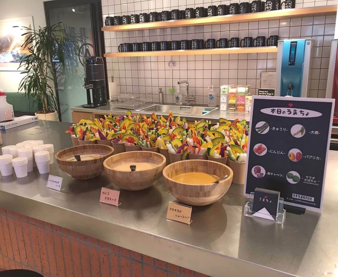 福岡超新鮮野菜/フレラボ薬院店のインスタグラム：「本日、wework大名さんで朝食提供‼️🥗🍅🥒🥕 . . #wework#福岡#大名#とどける株式会社#農業#農家#サラダ#野菜#うまちょ」