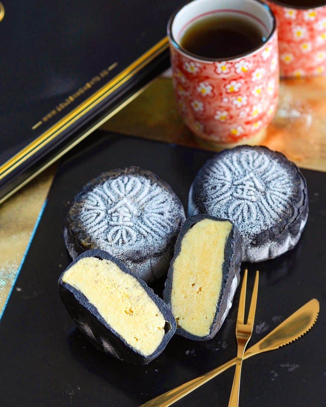 Li Tian の雑貨屋さんのインスタグラム写真 - (Li Tian の雑貨屋Instagram)「Durian lovers rejoice🎉🎉🎉@goldenmomentssg  Signature Premium Mao Shan Wang Snowskin Mooncakes ($88.80 for 4pc) returns to whet your appetite with its 100% pure durian filling without any added preservatives, sugar or cream 😍❤️. For the ultimate indulgence, go for the Premium TRUFFLE DURIAN mooncake. Think 100% pure Mao Shan Wang Puree, black winter TRUFFLE Chocolate Ganache Truffle mixed perfectly with TRUFFLE paste, truffle oil and a layer of fresh Australian Winter Black Truffle 🤤🤤🤤 I can almost smell it already~ Hop over to @goldenmomentssg to place your order now. • • #sgeats #singapore #local #best #delicious #food #igsg #sgig #exploresingapore #eat #sgfoodies #gourmet #yummy #yum #sgfood #foodsg #burpple #exploresingapore #durian #beautifulcuisines #bonappetit #instagood  #eatlocal #dessert #desserts #mooncake」8月19日 11時50分 - dairyandcream